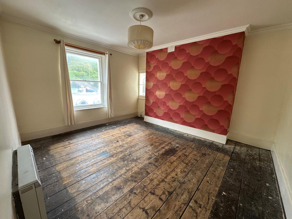 Lot: 131 - ONE-BEDROOM FLAT WITH SHORT LEASE - 